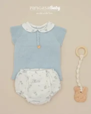 Conjunto de braguita para bebé estampada en color blanco con parte superior en celeste empolvado de la marca Pangasa