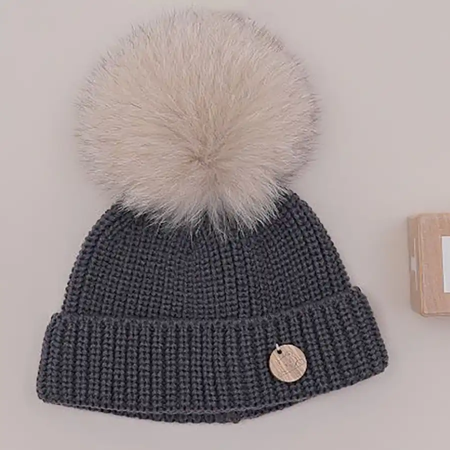 Gorro-redondo-punto-perlado-pompon Gorro redondo punto perlado pompón sintético